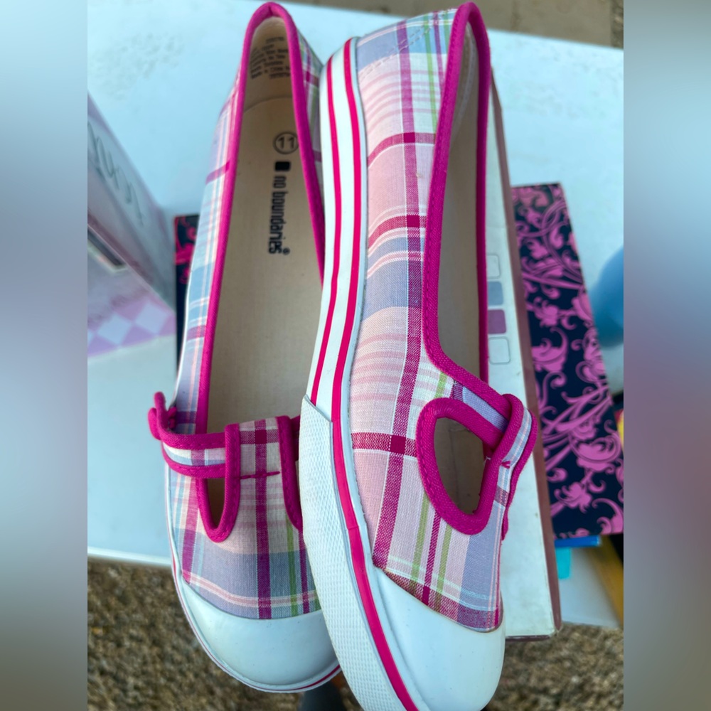 New Pink plaid canvas flats size 11